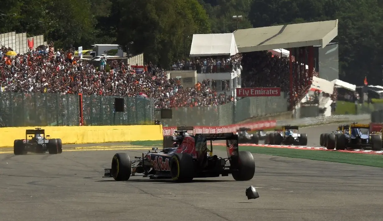 Mobil pebalap Toro Rosso, Carlos Sainz Jr, mengalami kerusakan setelag start F1 GP Belgia di di Sirkuit Spa-Francorchamps, Minggu (28/8/2016). (AFP/John Thys)
