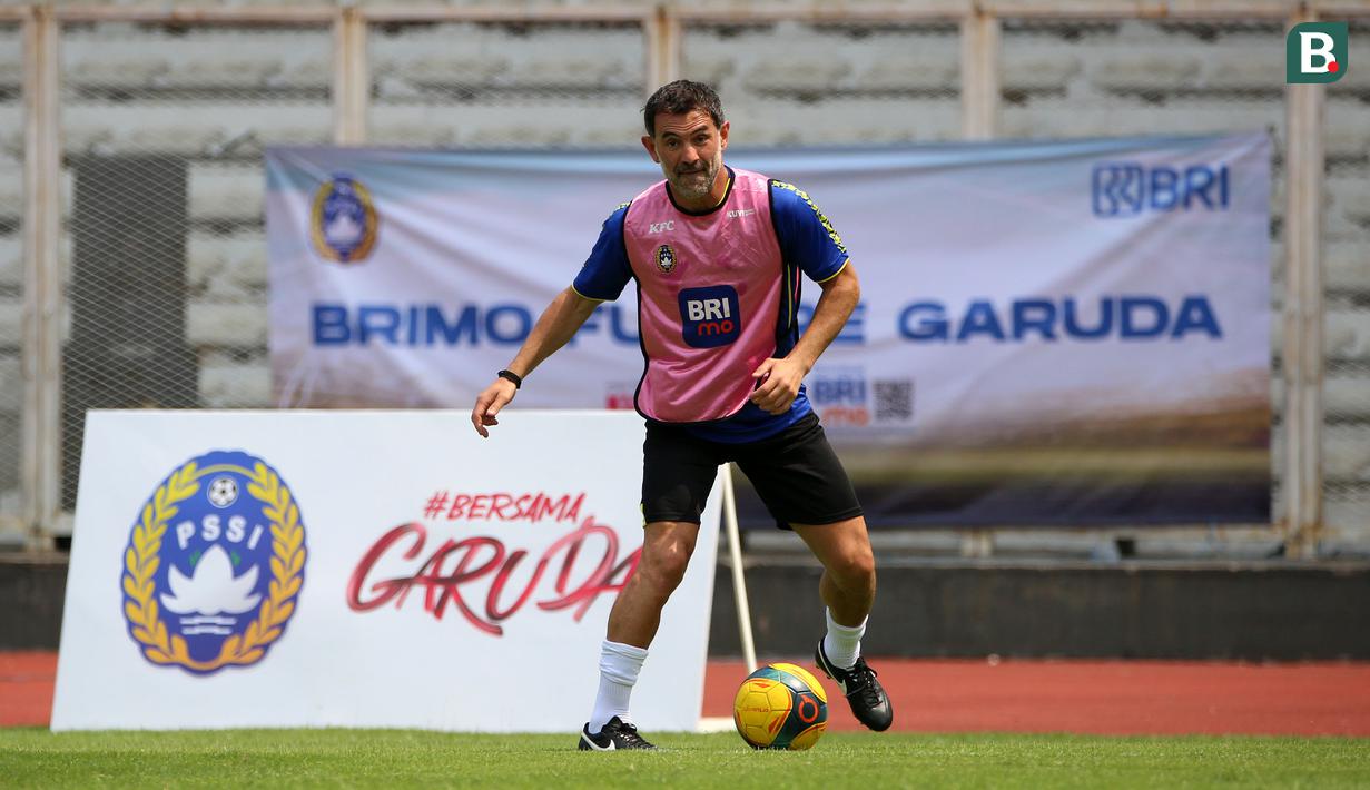 Legenda sepak bola Yunani, Giorgos Karagounis melakukan selebrasi setelah mencetak gol pada acara puncak BRImo Future Garuda yang bertajuk FOURFEO Mini Tournament di Stadion Madya, Jakarta, Kamis (01/06/2023). (Bola.com/Bagaskara Lazuardi)