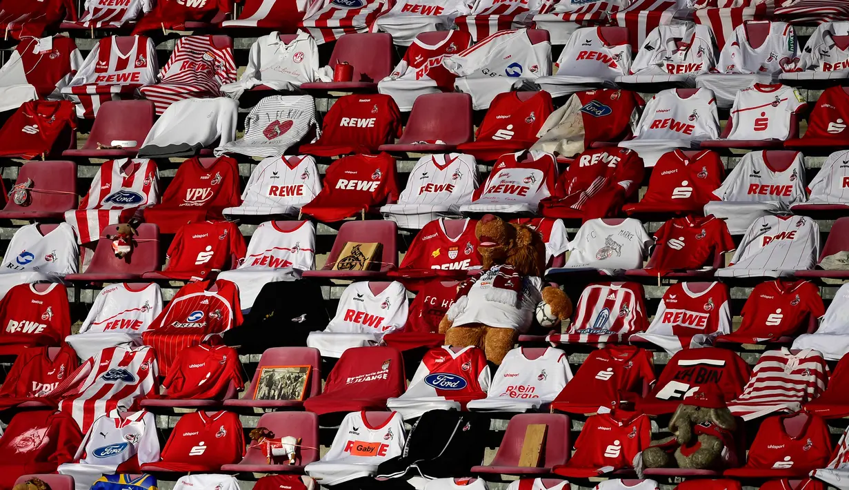 Jersey para pendukung Cologne diletakkan di kursi sebelum pertandingan antara FC Cologne vs RB Leipzig pada lanjutan Bundesliga divisi satu Jerman di Cologne (1/6/2020). Pertandingan yang digelar tanpa penontona akibat pandemi Covid-19 ben ini dimenangkan RB Leipzig dengan skor 4-2. (AFP/Ina Fassbe