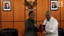 Dirut Indosiar Imam Sudjarwo memberikan cendera mata kepada Ketua DPD RI La Nyalla Mattalitti usai melakukan audiensi di Nusantara III, Kompleks Parlemen, Senayan, Jakarta, Selasa (29/10/2019). Audiensi tersebut membahas kerjasama antara SCM dan DPD RI. (Liputan6.com/Johan Tallo)