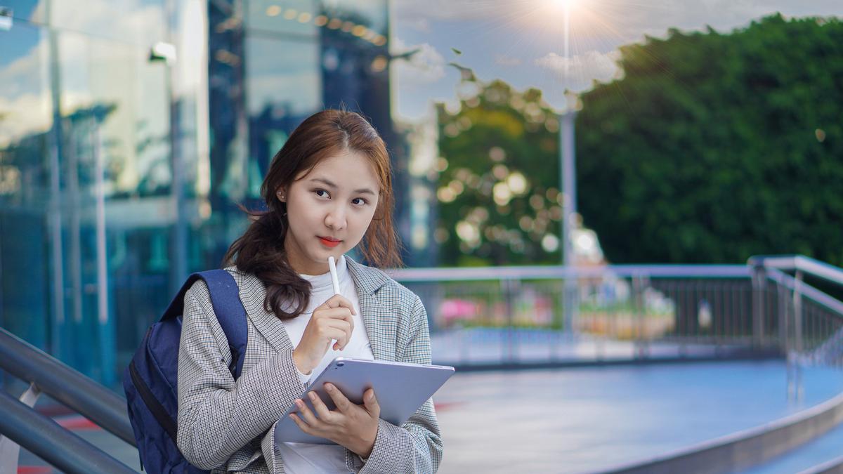 Simpel Tapi Standout: All Day Look Ala Gen Z dengan Mix and Match Parfum &amp; Lip Tint Favorit