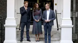 Pangeran William (kanan) beserta istrinya Kate Middleton dan Pangeran Harry menunggu kedatangan Presiden AS Barack Obama dan Michelle Obama di Kensington Palace, London , Inggris (22/4). Mereka akan mengadakan acara makan malam. (REUTERS / Kevin Lamarque)