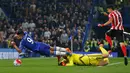 Pemain Chelseas Radamel Falcao terbang merebut bola dari kiper Southampton Maarten Stekelenburg  pada lanjutan Liga Premier Inggris di Stamford Bridge, Sabtu (3/10/2015). Chelsea kalah 1-3. Reuters / Paul Childs 