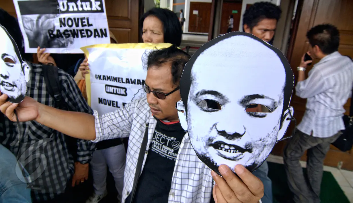 Pendukung Novel menggelar aksi sebagai dukungan terhadap Novel Baswedan serta mengecam Bareskrim Polri atas penangkapan dan penahanan Novel Baswedan di PN Jakarta Selatan, Jumat (29/5/2015). (Liputan6.com/Yoppy Renato)