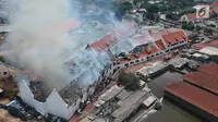 Foto udara memperlihatkan kepulan asap masih terlihat dari kebakaran yang melanda Museum Bahari, Jakarta Utara, Selasa (16/1). Api pertama kali diketahui oleh petugas kebersihan. (Liputan6.com/Arya Manggala)