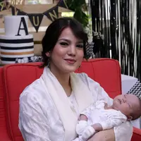 Selain menceritakan perkembangan sang buah hati, Alice pun menuturkan persiapan dan rangkaian agenda di acara akikah pada hari itu. Untuk persiapan, diakui Alice membutuhkan waktu selama beberapa minggu. (Nurwahyunan/Bintang.com)