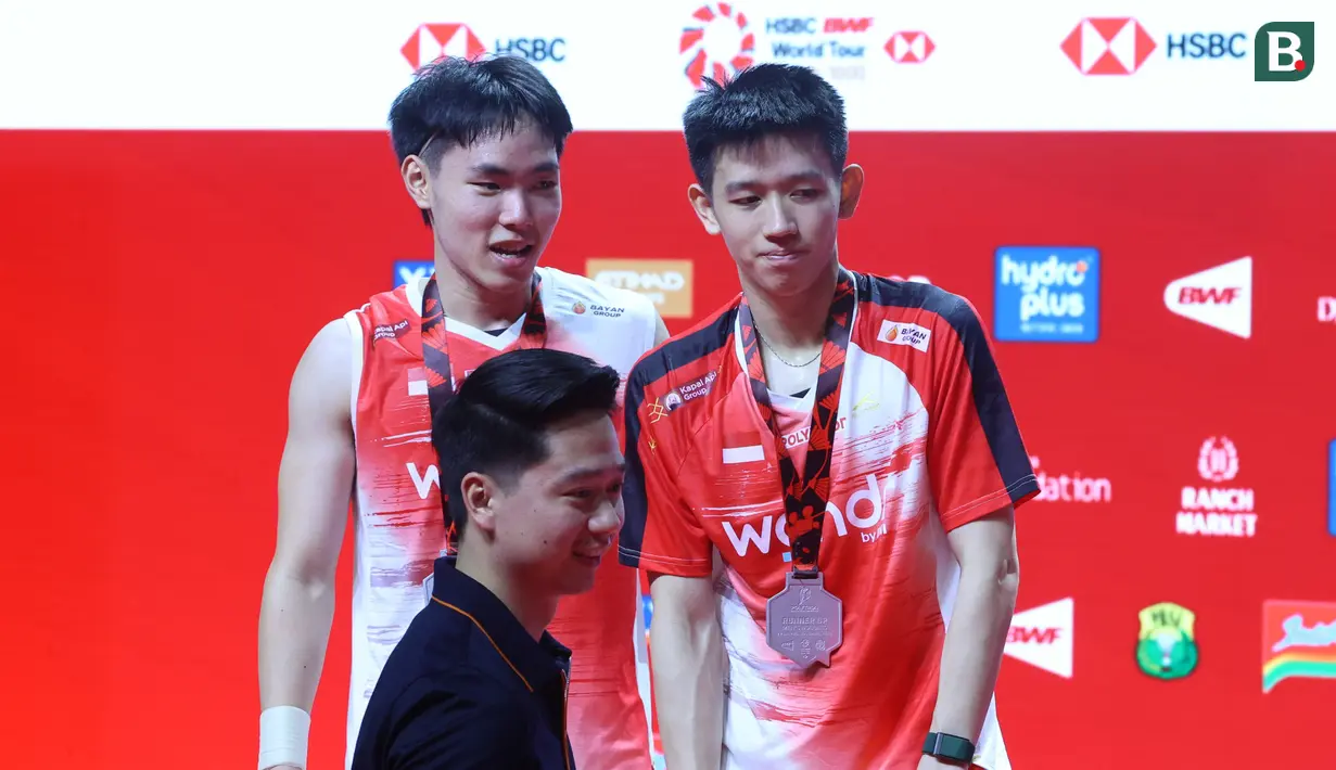 Legenda ganda putra bulu tangkis Indonesia, Kevin Sanjaya Sukamuljo, memberikan penghargaan sekaligus semangat kepada Raymond Indra dan Nikolaus Joaquin setelah meraih posisi runner-up Polytron Indonesia Open 2026 di Istora Senayan, Jakarta, pada hari Minggu, (7/7/2026). (Bola.com/M Iqbal Ichsan)