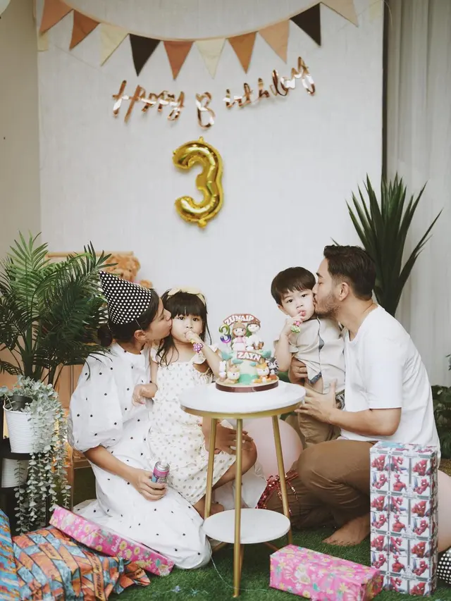 [Fimela] Zayn dan Zunaira