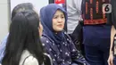 Suasana haru pun mewarnai ruangan tempat dimana mendiang Ray Sahetapy disemayamkan. (Liputan6.com/Herman Zakharia)