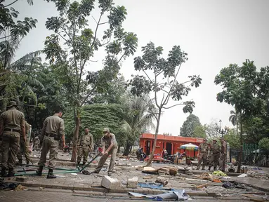 Petugas Satpol PP membongkar ratusan kios yang terletak di IRTI Monas, Jakarta, Kamis (16/10/14). (Liputan6.com/Faizal Fanani)