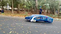 Sebuah prototipe mobil hemat energi melaju di Jalan Jakarta Kota Malang dalam ajang Kontes Mobil Hemat Enegeri 2019 (Liputan6.com/Zainul Arifin)