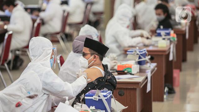 FOTO: Vaksinasi 1000 Pekerja di Peringatan Hari Buruh Internasional