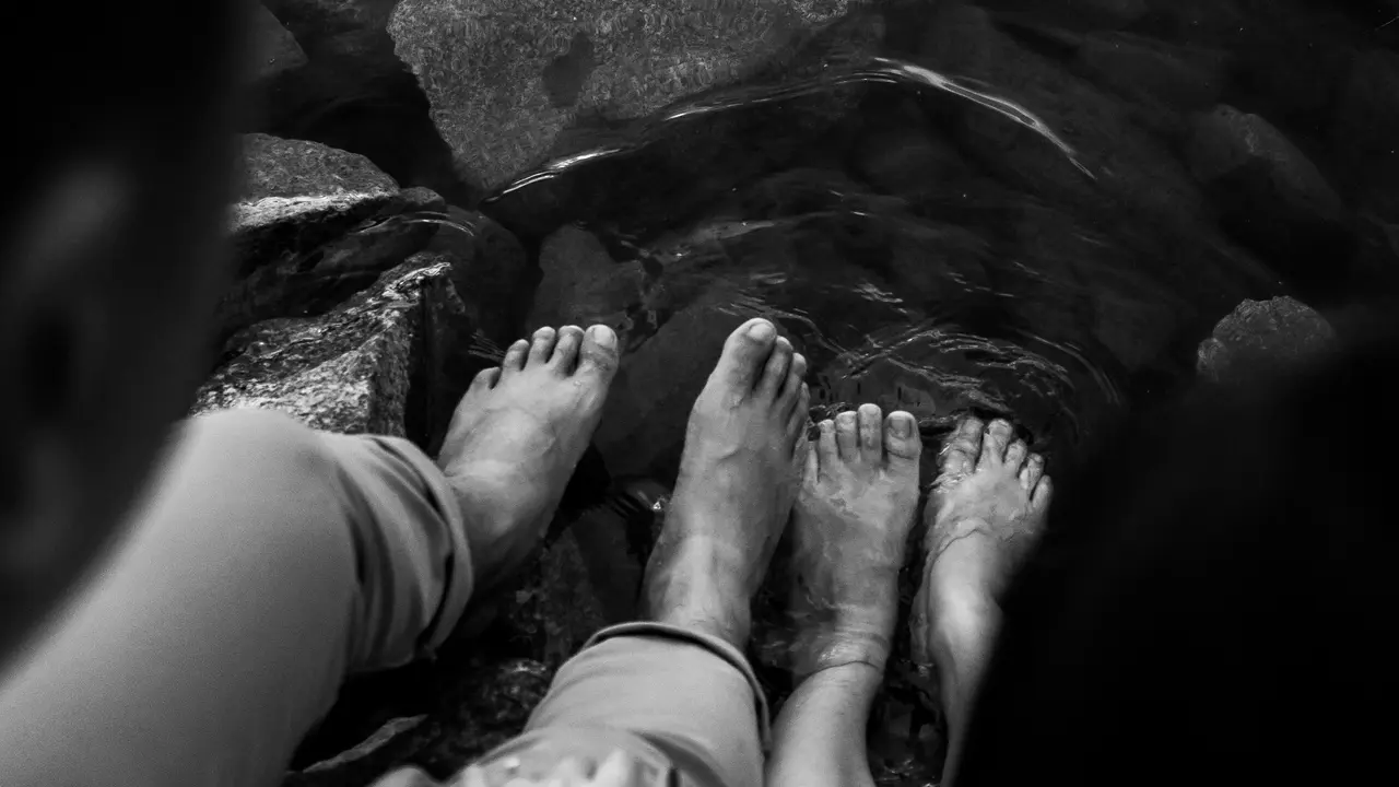 Ilustrasi merendam kaki dengan air hangat