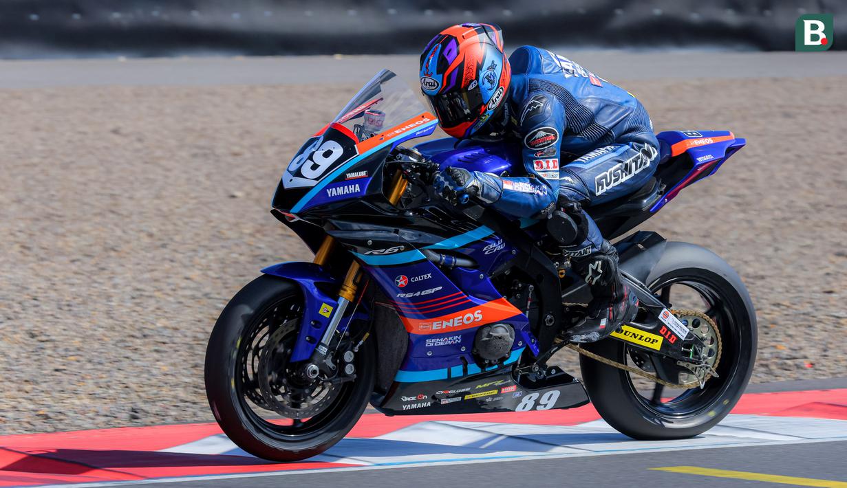 <p>Pembalap Yamaha Racing Indonesia, Wahyu Nugroho memacu motornya saat Race 2 AP250 Asia Road Racing Championship (ARRC) Mandalika 2025 di Sirkuit Internasional Pertamina Mandalika, Lombok, NTB, Minggu (31/08/2025). (Bola.com/Bagaskara Lazuardi)</p>