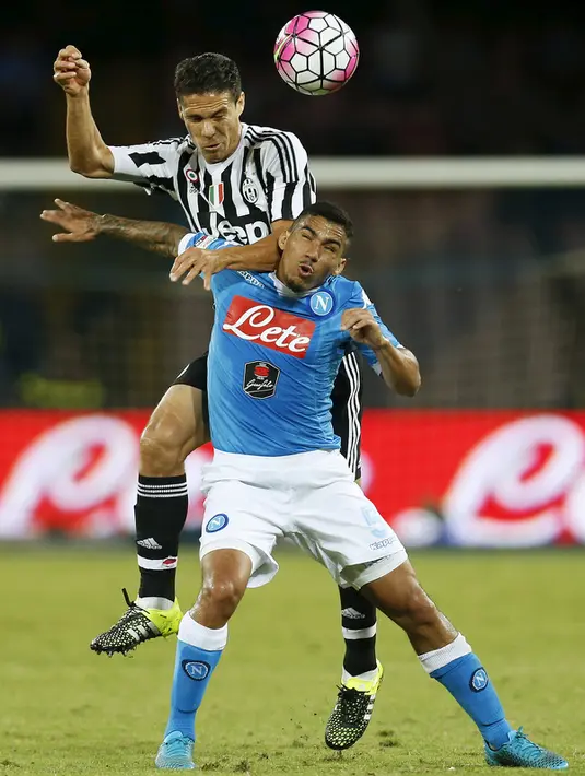 Gelandang Napoli, Allan (kiri) berebut bola udara dengan gelandang Juventus, Hernanes pada lanjutan liga Italia di Stadion San Paolo, Minggu (27/9/2015). Napoli menang atas Juventus dengan skor 2-1. (REUTERS/Ciro De Luca)