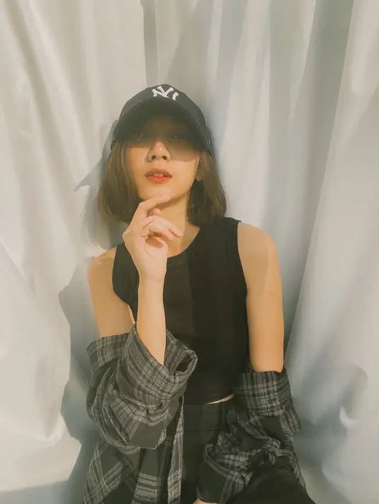 Sporty dengan tanktop hitam dan kemeja over size, gaya Sheila ini bisa jadi inspirasi untuk OOTD sehari-hari. Tak lupa topi hitam untuk menambah penampilan agar berkesan boyish. (Liputan6.com/IG/@sheiladaisha)