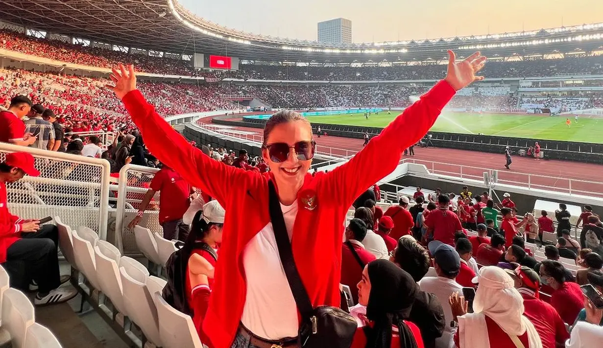 Donna Agnesia terpantau turut memberikan semangat pada Timnas. Ia tampil kece dengan jaket berwarna merah, atasan putih, dan celana jeans. [@dagnesia]