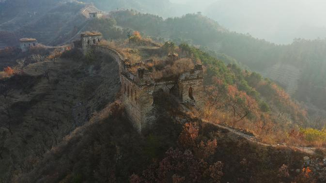 Foto dari udara yang diabadikan pada 4 November 2020 ini menunjukkan pemandangan musim gugur di Tembok Besar seksi Yumuling di Wilayah Qianxi, Provinsi Hebei, China utara. (Xinhua/Yang Shiyao)