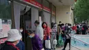 <p>Orang-orang membeli makanan dan kebutuhan rumah tangga di sebuah supermarket di Beijing pada 25 April 2022. Kekhawatiran penguncian Covid memicu pembelian panik dan antrean panjang untuk pengujian massal di Beijing pada 25 April ketika otoritas China bergegas untuk membasmi wabah di ibu kota. (AFP/Noel Celis)</p>