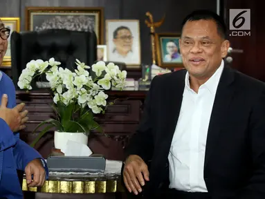 Mantan Panglima TNI Jenderal (Purn) Gatot Nurmantyo menemui Ketua MPR Zulkifli Hasan di Kompleks Parlemen, Senayan, Jakarta, Selasa (8/5). Pertemuan Zulkifli dengan Gatot itu untuk membahas situasi menjelang Pilpres 2019. (Liputan6.com/Johan Tallo)