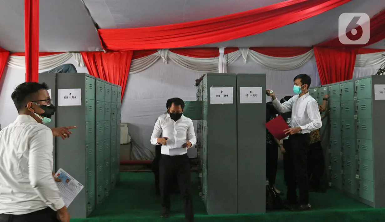 Peserta menaruh barang di loker  sebelom mengikuti proses Tes Standar Kompetensi Dasar (SKD) CPNS di BKN, Jakarta, Kamis (2/9/2021). Sebanyak 800 peserta mengikuti tes yang dibagi dua sesi dan menerapkan protokol kesehatan yang ketat. (Liputan6.com/Herman Zakharia)