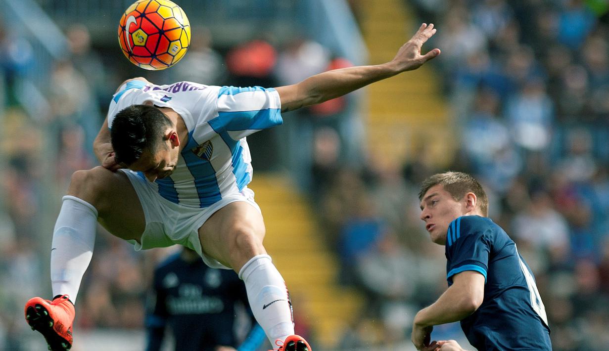 Aksi pemain Malaga, Charles Dias de Oliveira (kiri), dalam laga La Liga Spanyol di Estadio La Rosaleda, Minggu (21/2/2016) malam WIB. (AFP/Jorge Guerrero)
