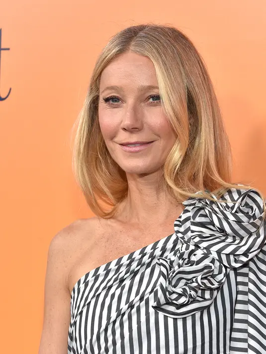 Gwyneth Paltrow berpose saat menghadiri Peluncuran Pameran Budaya Veuve Clicquot Solaire di Beverly Hills, California pada 25 Oktober 2022.  Dia memperkuat efek leggy dari tampilannya dengan menyeimbangkan secara ahli pada sepasang stiletto bertali pergelangan kaki terbuka berwarna hitam.  (AFP/Lisa O'Connor)