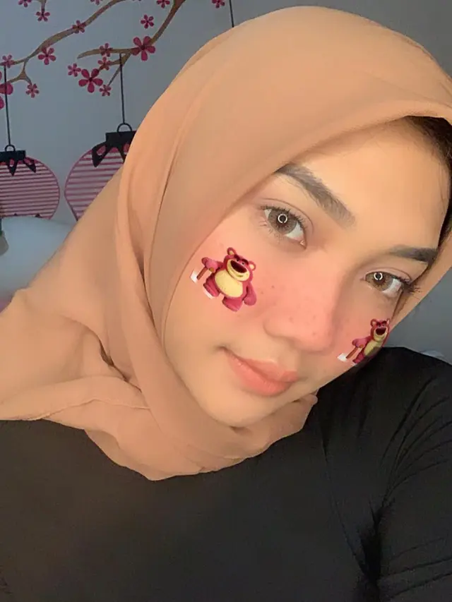 Jadi Mualaf, Ini 6 Potret Cantik Selebgram Cindy Caroline saat Pakai Hijab