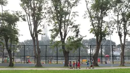 Anak-anak bermain di Lapangan Banteng, Jakarta, Selasa (3/7). Lapangan Banteng yang direvitalisasi sejak Mei 2017 kini terlihat Instagramable. (Liputan6.com/Immanuel Antonius)