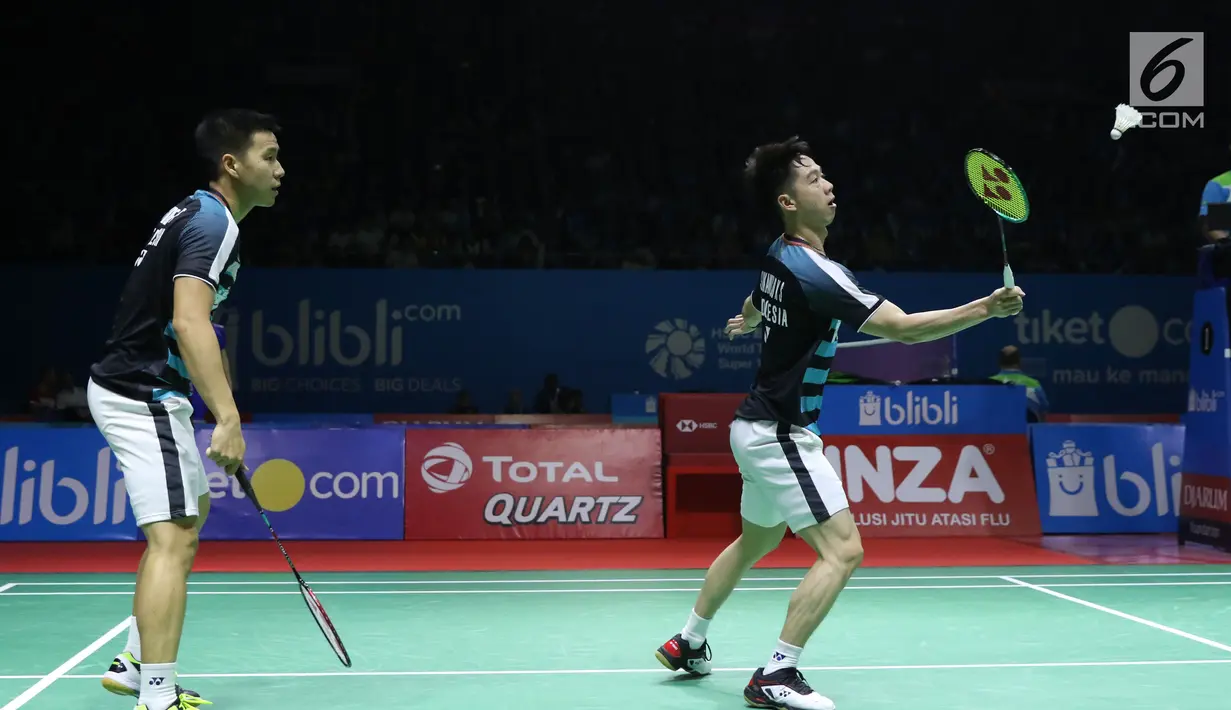 Ganda putra Indonesia, Marcus F Gideon/Kevin Sanjaya Sukomuljo mengembalikan kok ke Ong Yew Sin/Teo Ee Yi (Malaysia) di 16 besar Indonesia Open 2018, Istora GBK, Jakarta, Kamis (5/7). Kevin/Marcus unggul 21-18, 21-12. (Liputan6.com/Helmi Fithriansyah)