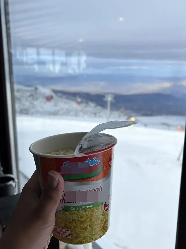 6 Potret Makan Mi 'With A View' Ini Manjakan Mata,