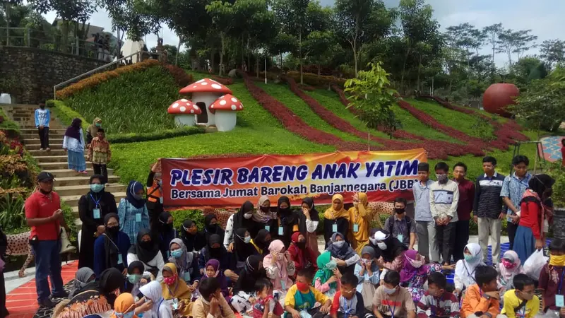 Yayasan Jumat Barokah Banjarnegara (JBB), Minggu (3/1/2021) mengajak 80 anak yatim di Banjarnegara untuk mengikuti kegiatan ‘Plesir Bareng Yatim’. (Foto: Liputan6.com/Heni Purwono)