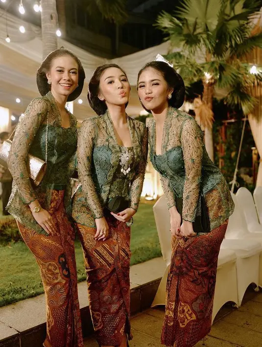 Yuki Kato juga mengenakan kebaya kutu baru brokat hijau dihiasi beads, dipadukan bawahan kain batik coklat. Ia tampil dengan sanggul Jawa klasik. [@yukikt]