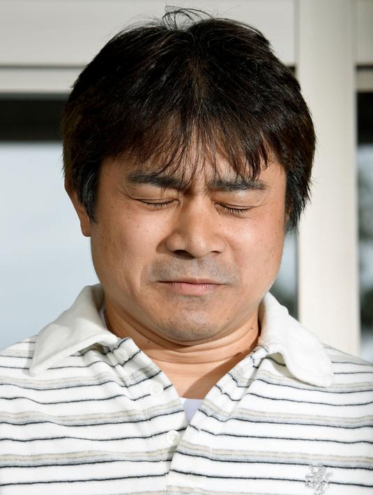 Wajah penyesalan Takayuki Tanooka saat berbicara di hadapan media, di Hokkaido, Jepang, Jumat (3/6). Takayuki sempat meninggalkan anaknya yang berusia 7 tahun di hutan untuk menghukum bocah itu, meski kini sang anak telah ditemukan. (Kyodo/via REUTERS)