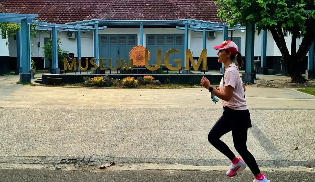Kawasan UGM menjadi tempat yang menarik bagi Najwa Shihab untuk jogging. Perempuan keturunan India, Bugis dan Arab sangat menikmati momen jogging di UGM. Bagi Najwa, jogging bisa menjadi aktivitas pelarian untuk healing dan melepas stress di kala pekerjaan terasa amat berat. (Liputan6.com/IG/@najwashihab)