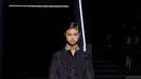 Jaket utilitarian seperti raincoat juga dimasukkan untuk memberi kesan modern dalam gaya sehari-hari.  [Dok/Dior],