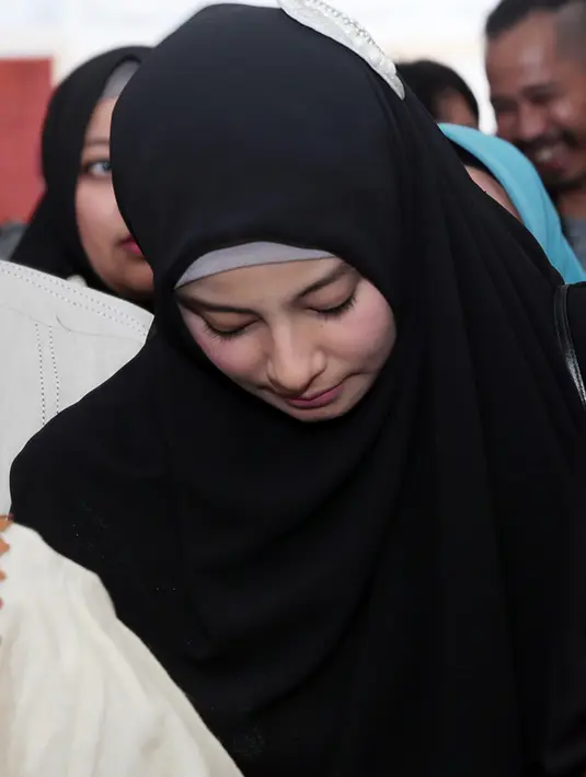 "Saya yakin hal ini tidak menjatuhkan mental mereka. Mungkin ini cara Allah untuk menjadikan mereka pribadi yang kuat. Saya yakin betul dengan Allah yang tidak pernah mengecewakan hamba-Nya," lanjutnya. (Deki Prayoga/Bintang.com)