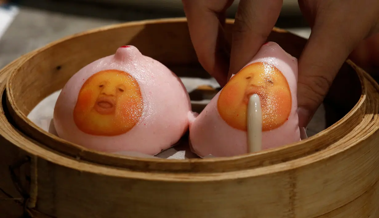 Roti puding susu yang bergambar " Kobitos " ditampilkan di restoran Dim Sum Icon, Hong Kong , China, (25). Kobitas merupakan salah satu karakter populer Jepang. (REUTERS / Bobby Yip)
