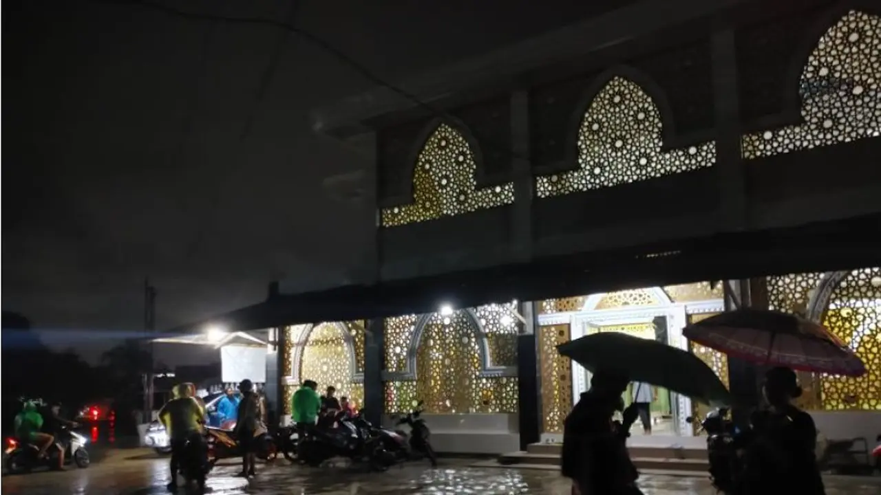 Puluhan warga kawasan Jalan Atlas mengungsi di Masjid Taufiq, Ulak Karang Utara, Padang, Sumatera Barat (Sumbar) akibat banjir.