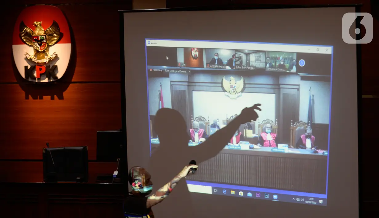 Majelis Hakim membacakan vonis saat sidang vidco Mantan Dirut PT Garuda Indonesia, Emirsyah Satar di Gedung KPK, Jakarta, Jumat(8/5/2020). Emirsyah Satar terlibat dalam kasus suap pengadaan mesin Rolls-Royce PLC asal Inggris untuk pesawat Airbus milik Garuda Indonesia. (merdeka.com/Dwi Narwoko)