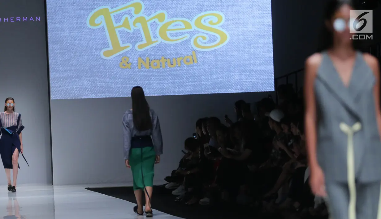 Model memperagakan busana koleksi Friederich Herman pada Jakarta Fashion Week 2018 di Senayan City, Jakarta, Senin (23/10). Dalam ajang fashion tersebut Friederich Herman mengangkat tema 'The Burst Of Personalities Within'. (Liputan6.com/Faizal Fanani)