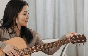 How to tune a guitar. (Photo: Pavel Danilyuk/Pexels)