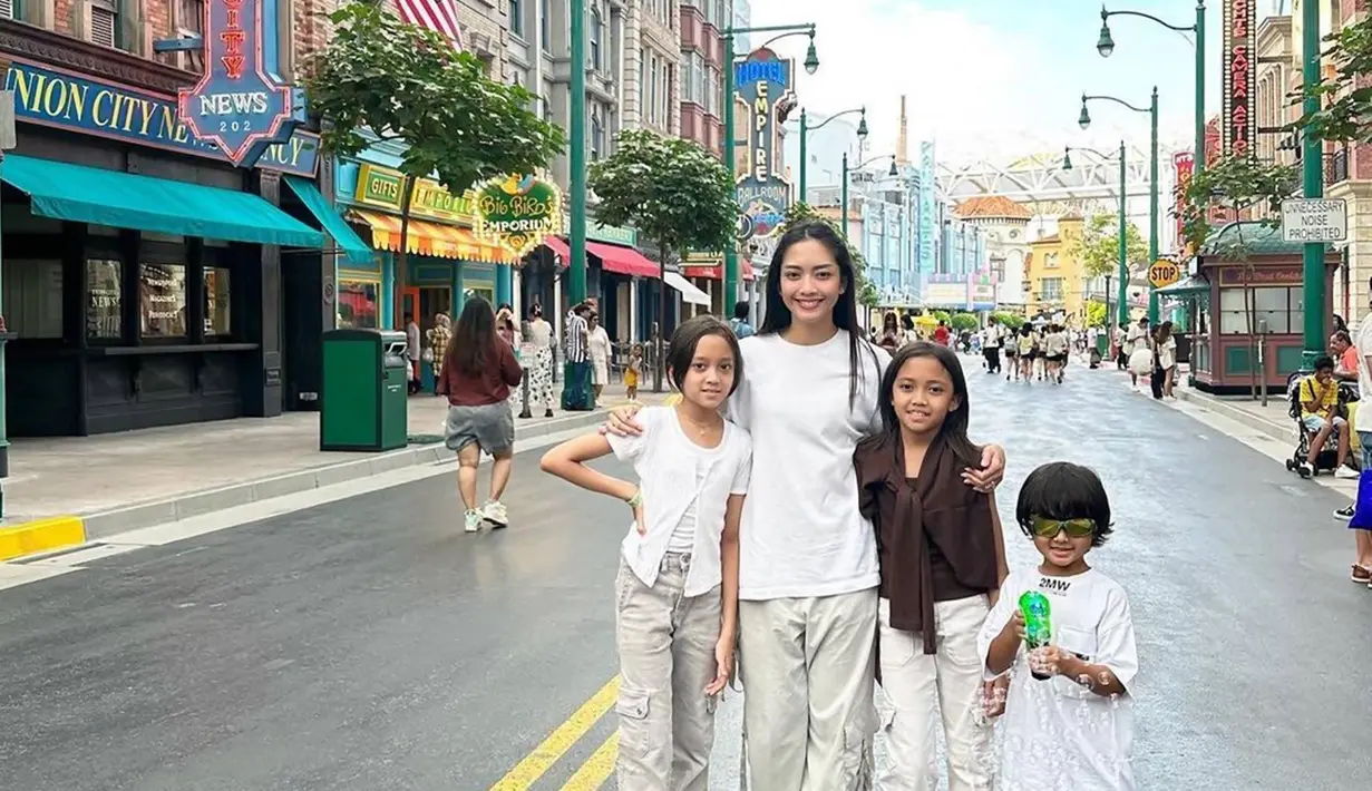 Seperti yang diketahui, Ririn Dwi Ariyanti saat ini menjadi seorang single mother. Bercerai dengan Aldi Bragi pada 10 Februari 2022 kemarin, kini ia telah menjadi janda dengan tiga orang anak. Bersama ketiga buah hatinya, ia pun banyak membagikan potret bahagia saat bersama di Instragam saat liburan. (Liputan6.com/IG/@ririndwiariyanti)