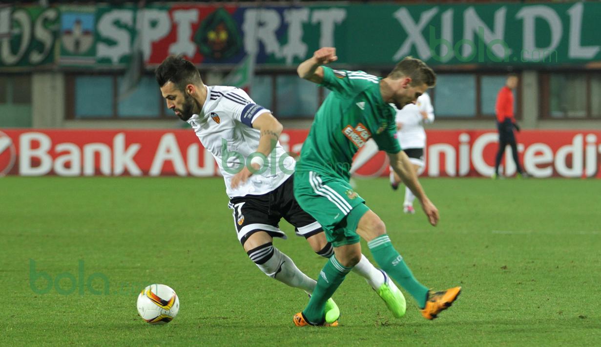 Striker Valencia, Alvaro Negredo, sulit dibendung pergerakannya oleh pemain belakang Rapid Vienna pada leg kedua babak 32 besar Liga Europa di Stadion Ernst Happel, Wina, Austria, Jumat (26/2/2016) dini hari WIB. (Bola.com/Reza Khomaini)