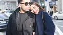 Bersandar di bahu sang suami, Aaliyah Massaid kenakan long coat navy dan tas Chanel 22 putih. Thariq Halilintar tampil cool dengan t-shirt, celana panjang, dan jaket tebal [@aaliyah.massaid]