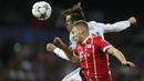 Duel pemain Real Madrid, Gareth Bale dan pemain  Bayern, Joshua Kimmich (depan) pada leg kedua semifinal Liga Champions di Santiago Bernabeu stadium, Madrid, (1/5/2018). Madrid bermain imbang 2-2. (AP/Francisco Seco)