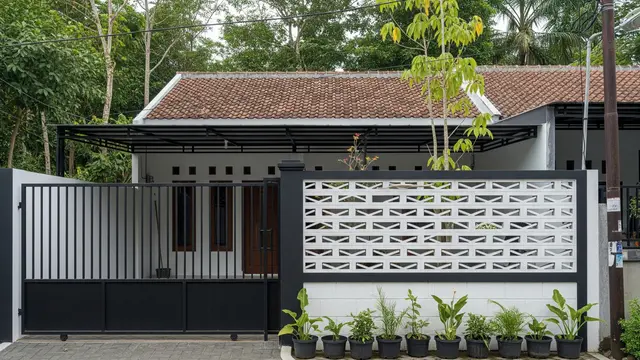 Pagar Tembok Rendah dengan Kisi Besi