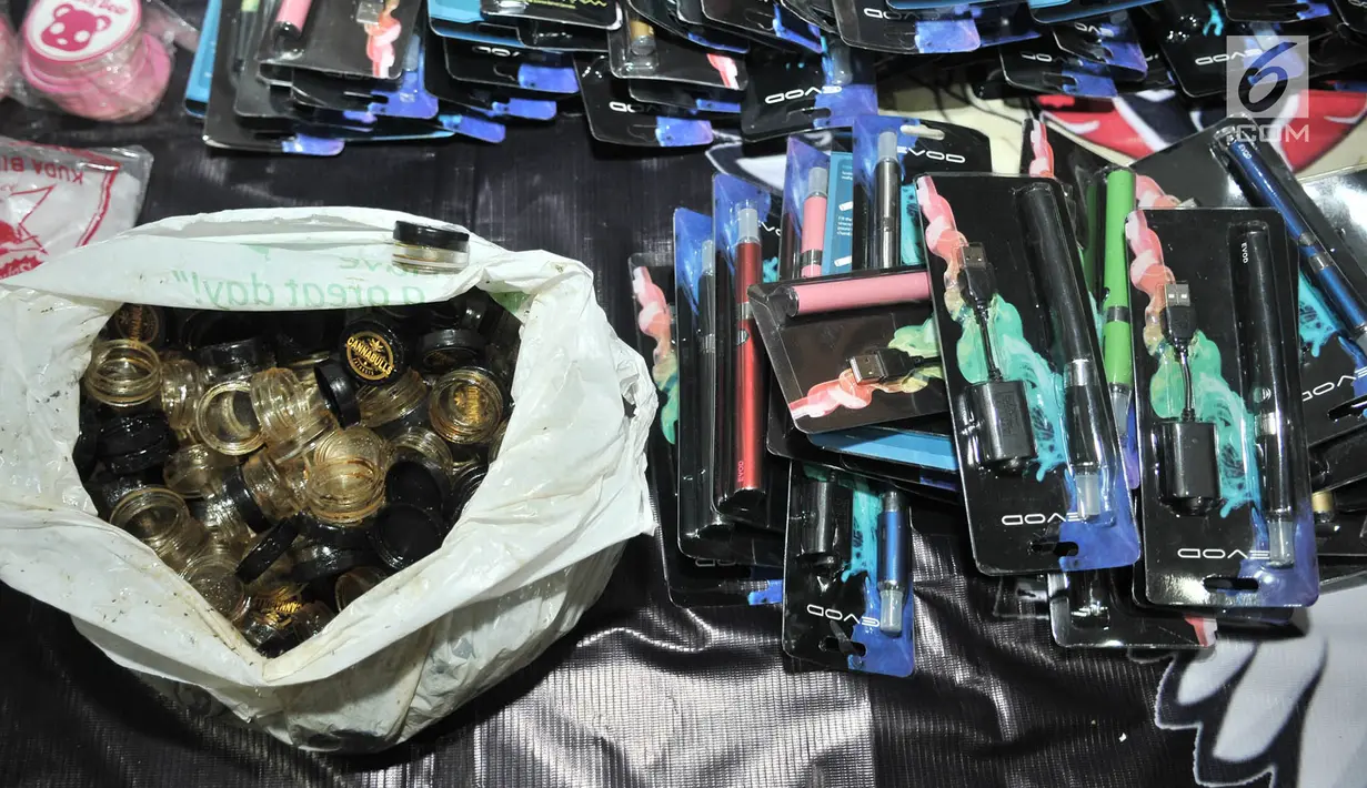 Barang bukti dalam pengungkapan kasus pabrik pembuatan liquid vape narkoba di Kelapa Gading, Jakarta, Rabu (31/10). Polisi menyita barang bukti berupa liquid vape narkoba, rokok elektrik, dan sebuah mobil. (Merdeka.com/Iqbal Nugroho)