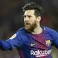 Striker Barcelona, Lionel Messi, merayakan gol yang dicetaknya ke gawang Real Madrid pada laga La Liga Spanyol di Stadion Camp Nou, Barcelona, Minggu (6/5/2018). Kedua klub bermain imbang 2-2. (AFP/Lluis Gene)