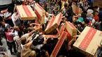 Pengunjung berebut televisi saat hari "Black Friday" di sebuah toko di Sao Paulo, Brasil, (24/11). Black Friday adalah tradisi hari belanja terbesar tahunan di Amerika yang berlangsung sehari setelah hari Thanksgiving. (REUTERS/Nacho Doce)